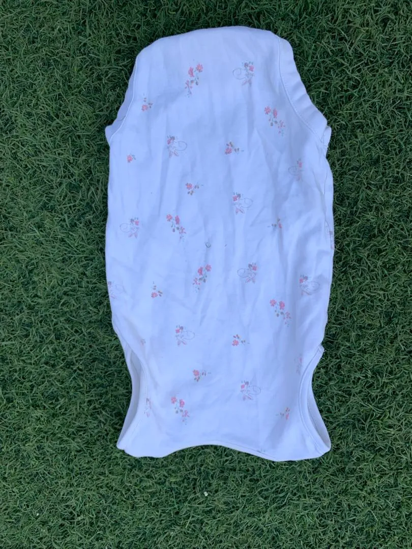 Flowery sleeveless bodysuit size 3-8months